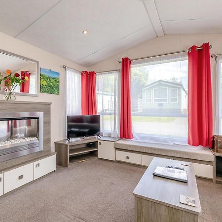 Longnor Wood Holiday Park Extérieur photo