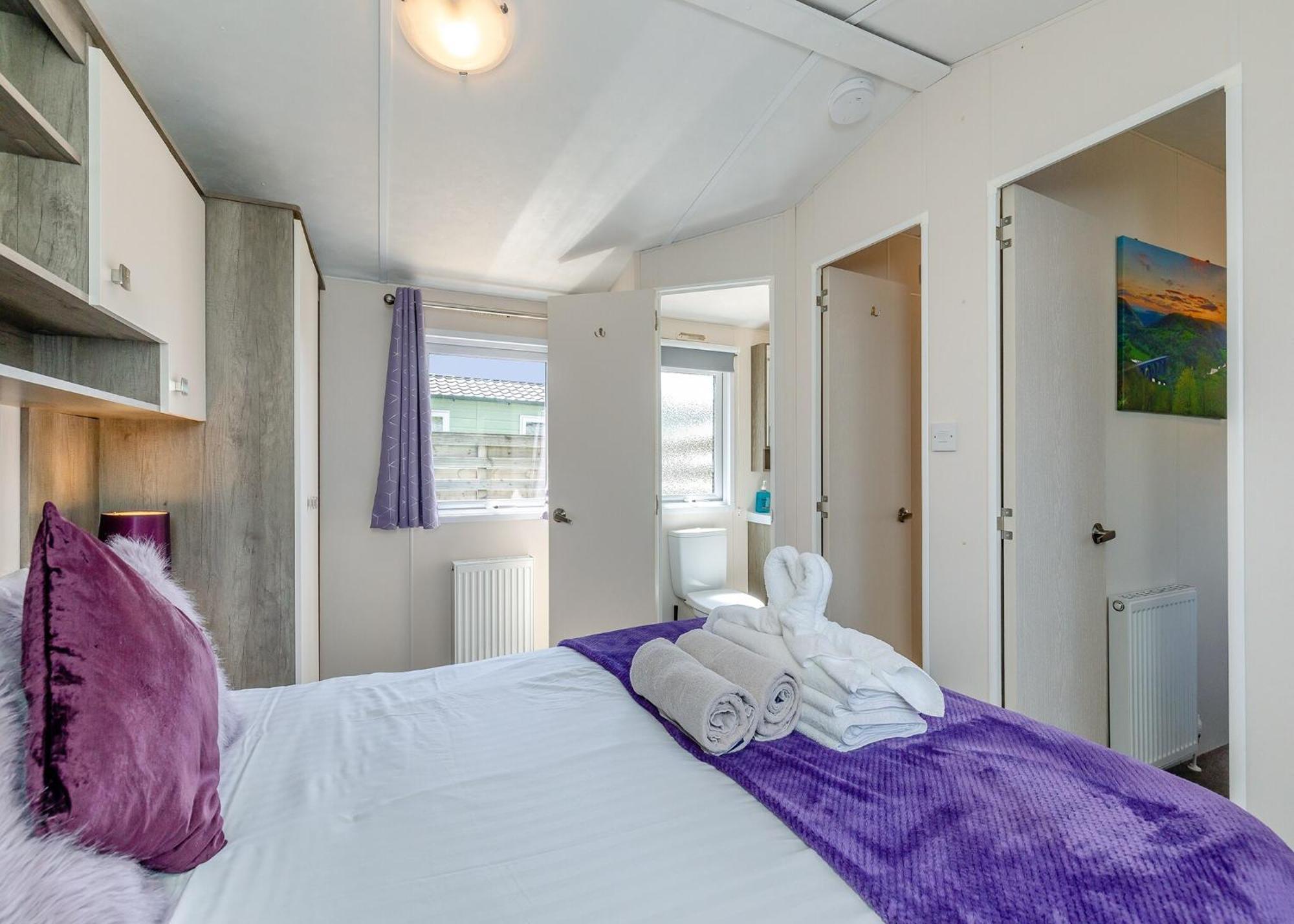 Longnor Wood Holiday Park Extérieur photo