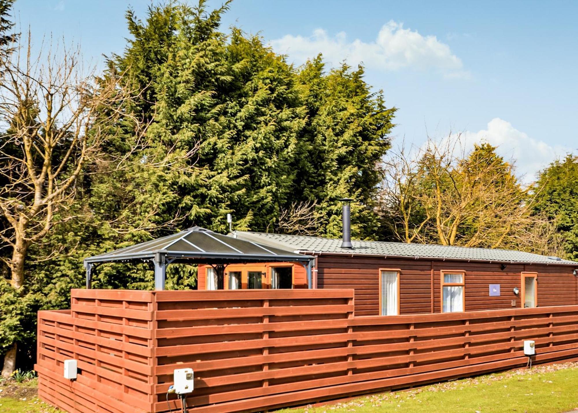 Longnor Wood Holiday Park Extérieur photo
