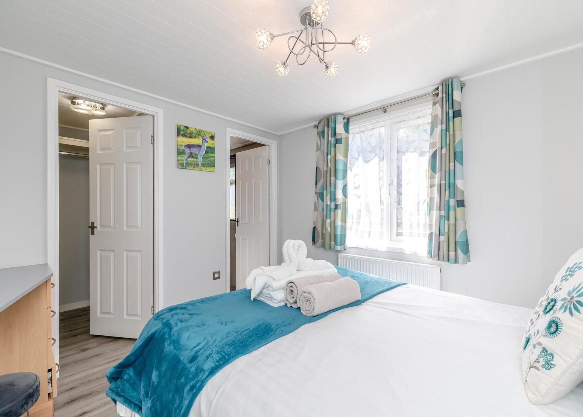 Longnor Wood Holiday Park Extérieur photo