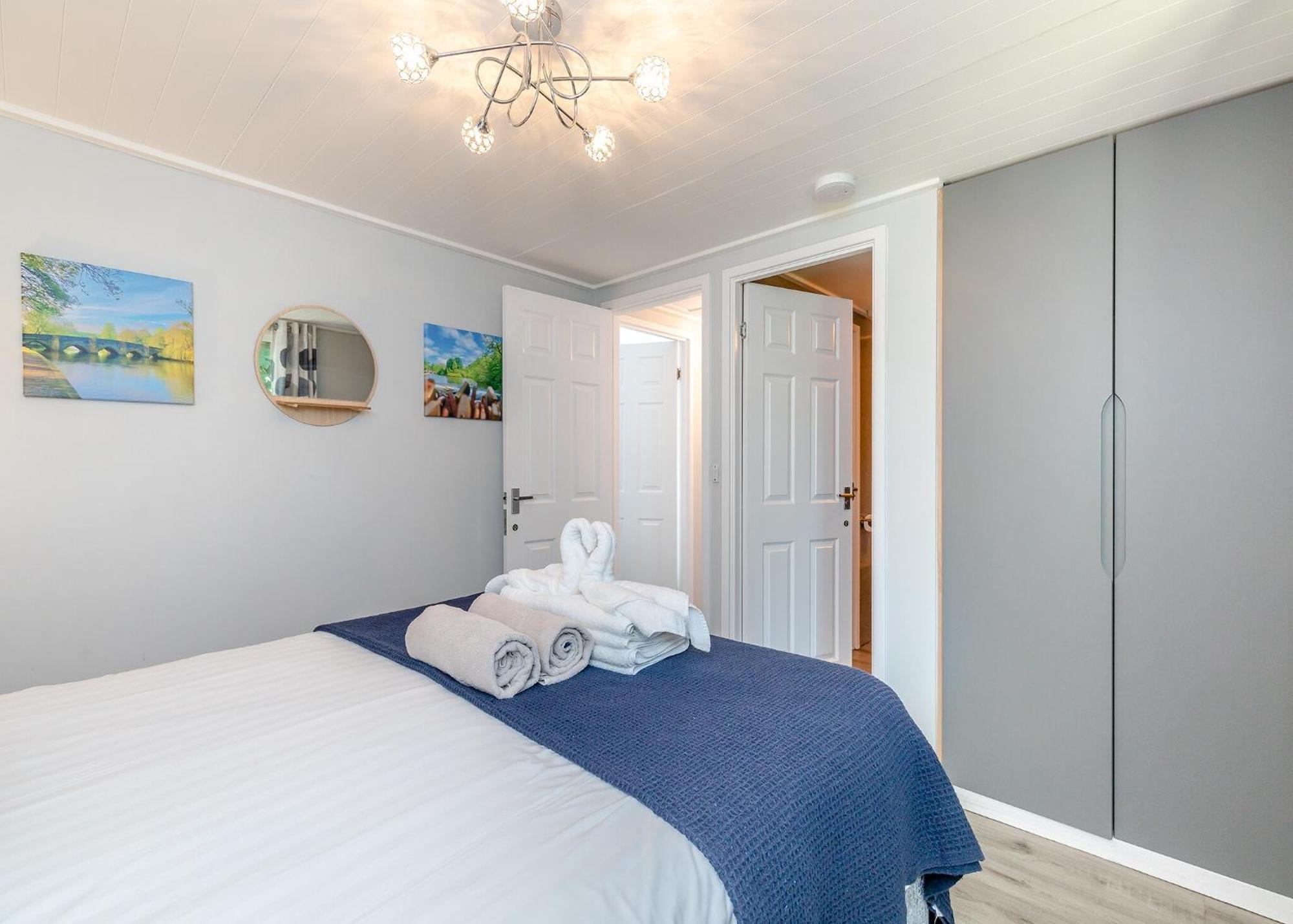 Longnor Wood Holiday Park Extérieur photo