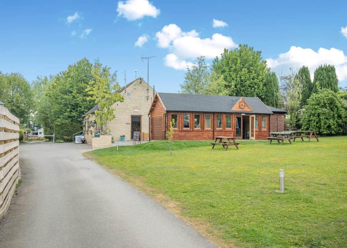 Longnor Wood Holiday Park Extérieur photo