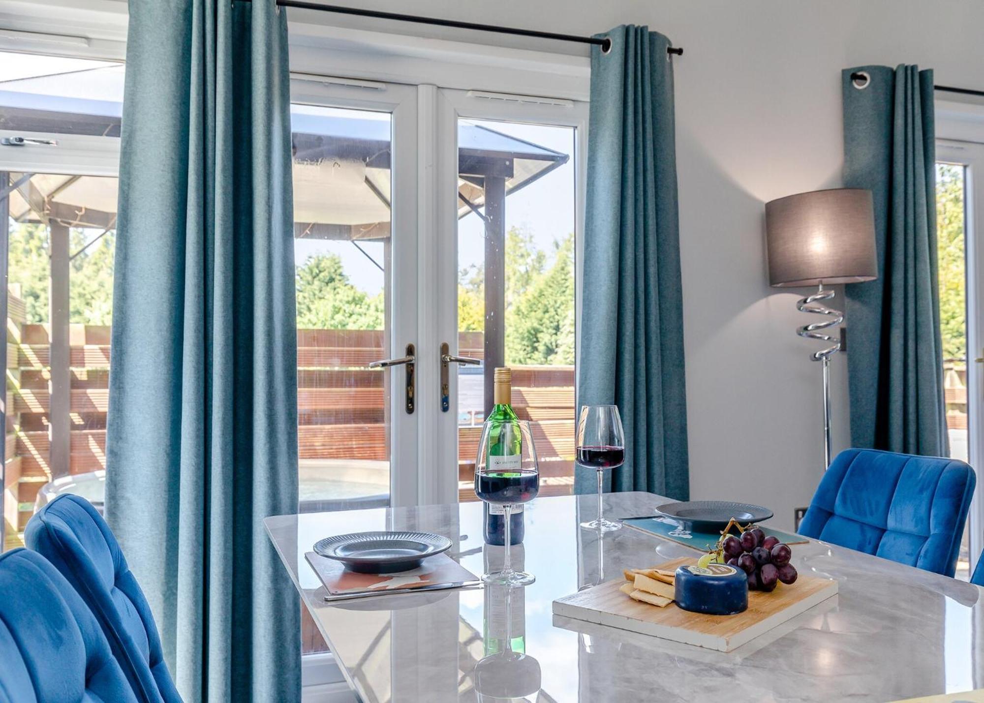 Longnor Wood Holiday Park Extérieur photo